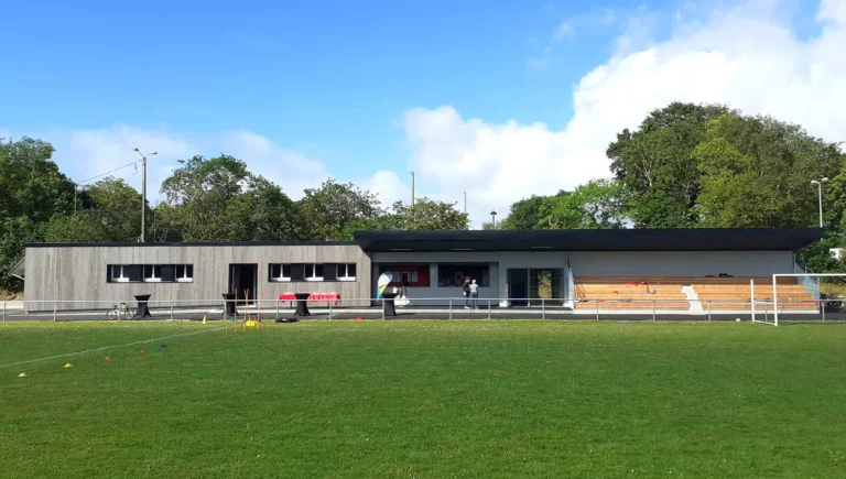 Complexe sportif Eugène Cariou de Loperhet après rénovation : un bâtiment unique et cohérent