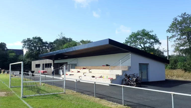 Tribunes neuves du stade Eugène Cariou à Loperhet