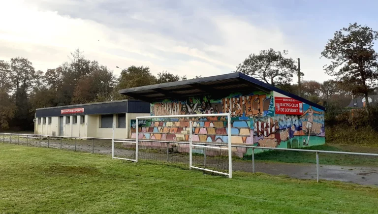 Tribunes du stade Eugène Cariou de Loperhet avant rénovation