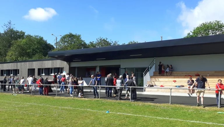 Photo d'inauguration de la nouvelle tribune du stade de Loperhet en 2023